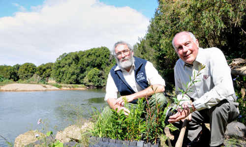 Steve Burgess and Warren Truss at Traveston Crossing where the Mary River Catchment Co-ordinating Committee’s plantings revitalised bare banks in 2001. Steve Burgess and Warren Truss at Traveston Crossing where the Mary River Catchment Co-ordinating Committee’s plantings revitalised bare banks in 2001.